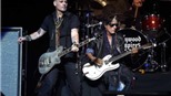 Joe Perry ngã quỵ trên sân khấu khi biểu diễn cùng Johnny Depp